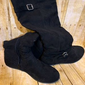 Black flat boots